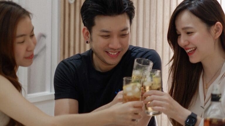 three friends cheersing their drinks